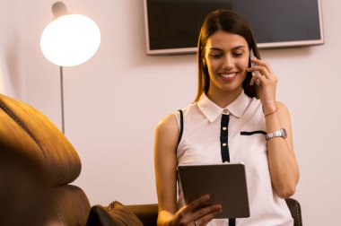 Tablet üzerinde çalışan kadın