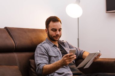 İşadamı okuma dergi evde