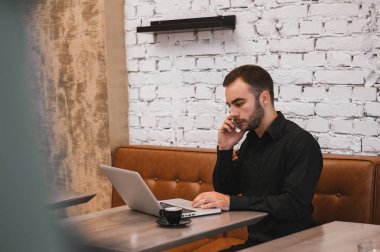 kafede oturan genç adam