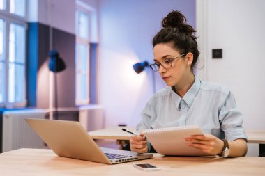 kız öğrenci dizüstü kullanarak 