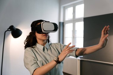 Neşeli genç kız Vr kulaklık 