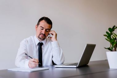 Projede çalışan iş adamı.