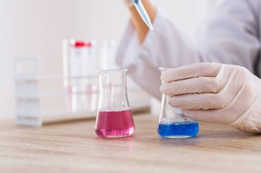 Laboratuvarda çalışan bilim adamı.