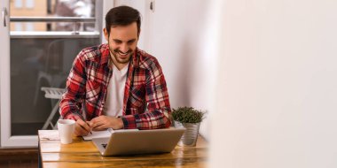 dizüstü bilgisayar kullanan yakışıklı adam 