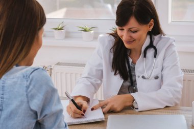 Doktor tıbbi reçete yazma