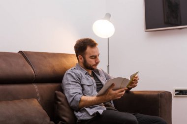 İşadamı okuma dergi evde