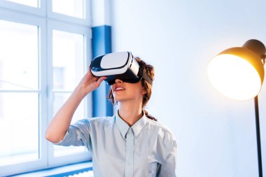 Neşeli genç kız Vr kulaklık 