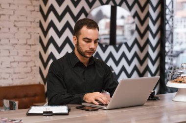 kafede oturan genç adam