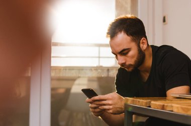 Cep telefonu kullanan adam