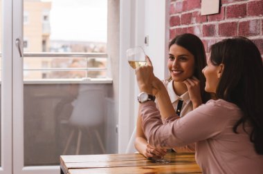 Kardeşler birlikte vakit geçirir.