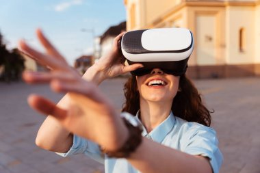 sanal gerçeklik gözlük kullanan kız