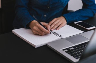 genç kadın yazılı notlar