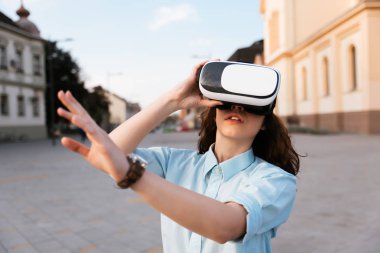 sanal gerçeklik gözlük kullanan kız
