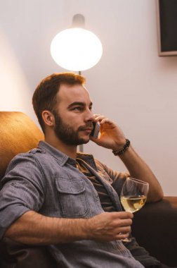 Cep telefonu kullanan adam