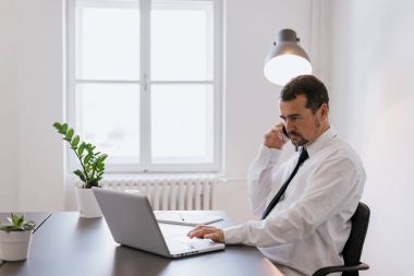 Projede çalışan iş adamı.