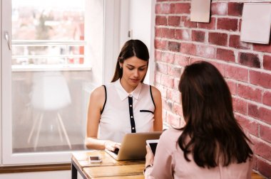 dizüstü bilgisayar kullanan arkadaşlar 