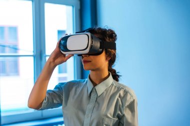 Neşeli genç kız Vr kulaklık 