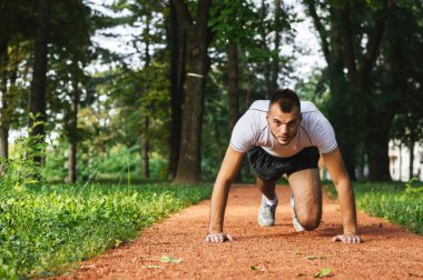 adam çalıştırmak için hazırlanıyor 