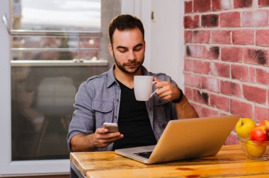 Cep telefonu kullanan adam