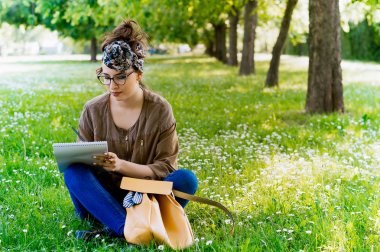 kadınla çimenlerin üzerinde eğitim