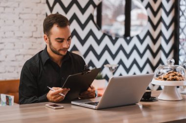 kafede oturan genç adam