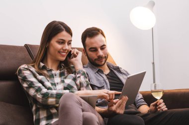 Genç çift izlerken tablet 