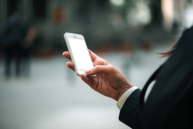 Akıllı telefon tutan bir kadın.