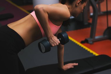 vrouw oefenen met gewichten