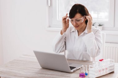 laboratuarda çalışan bilim adamı