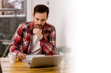 dizüstü bilgisayar kullanan yakışıklı adam 