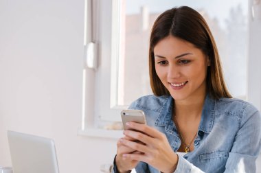 Smartphone kullanarak iş kadını
