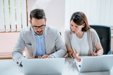 İş ekibi birlikte çalışıyor. 