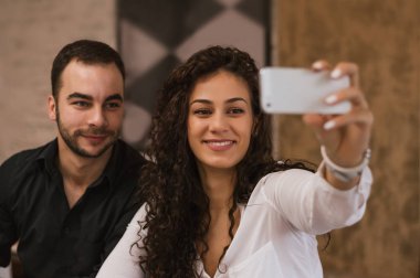 Telefon kullanarak çift