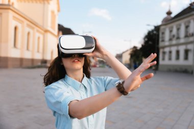 sanal gerçeklik gözlük kullanan kız