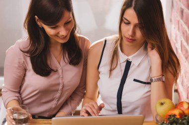 dizüstü bilgisayar kullanan arkadaşlar 