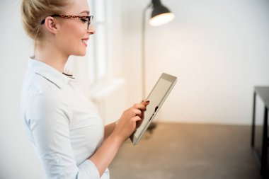 Tablet bilgisayar kullanan kadın 