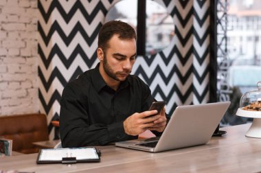 kafede oturan genç adam