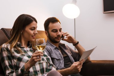 çift kanepede oturuyor.