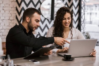 Çift birlikte çalışıyor.  