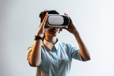 Genç sanal gerçeklik kullanan kadın 