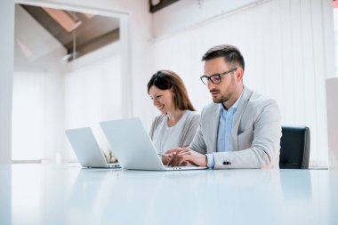 İş ekibi birlikte çalışıyor. 