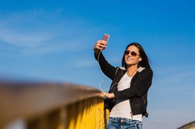 Selfie köprüde yapma kız  