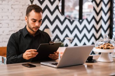 kafede oturan genç adam