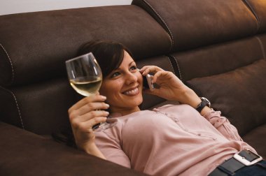 Cep telefonu kullanan kadın
