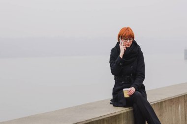 Evet genç Kızıl saçlı kadın 