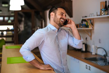 Genç adam akıllı telefon kullanıyor. 