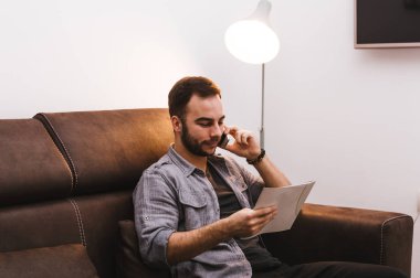 İşadamı okuma dergi evde