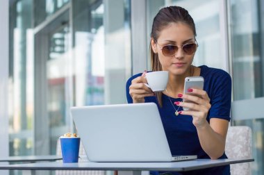 Telefonu ve laptop çalışma girişimci 