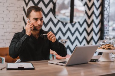 kafede oturan genç adam