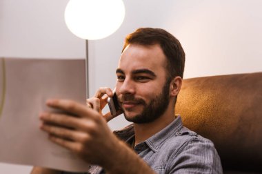 İşadamı okuma dergi evde